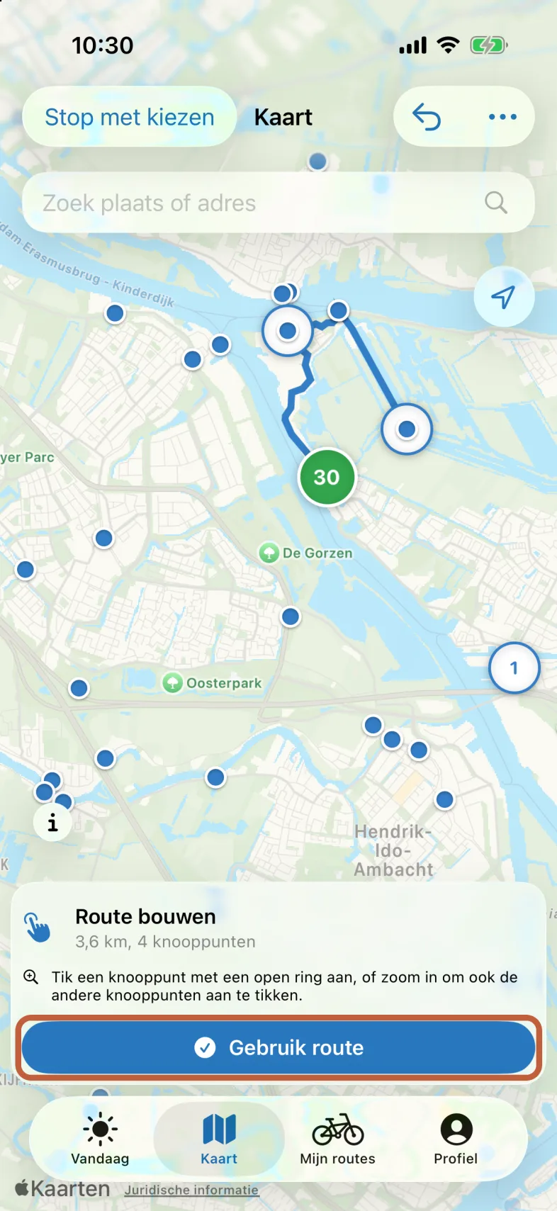 Een route van vier aangetikte knooppunten op de kaart; het laatste is groen. Onderaan bij Route bouwen de afstand, het aantal knooppunten en de knop Gebruik route.