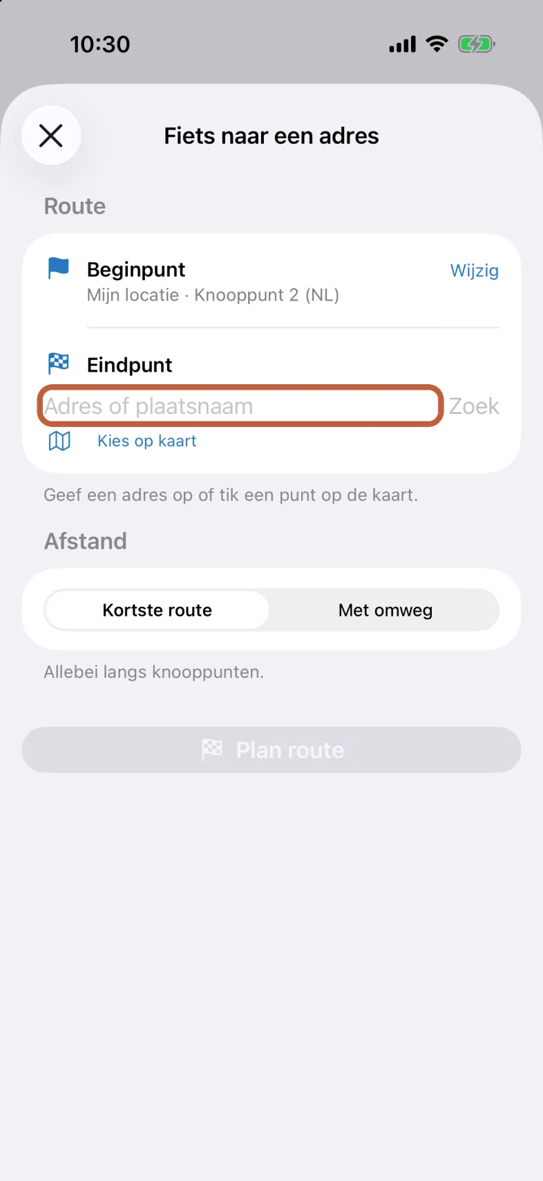 Het scherm Fiets naar een adres met bovenaan het beginpunt Mijn locatie, daaronder een leeg veld voor het eindpunt met Zoek en Kies op kaart, de keuze Kortste route of Met omweg, en een knop Plan route die nog niet werkt.