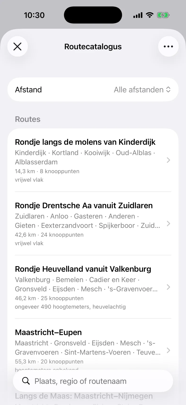 De Routecatalogus: bovenaan de keuze Afstand, daaronder een lijst met routes, elk met plaatsen, afstand, aantal knooppunten en hoogte, en onderaan een zoekveld.