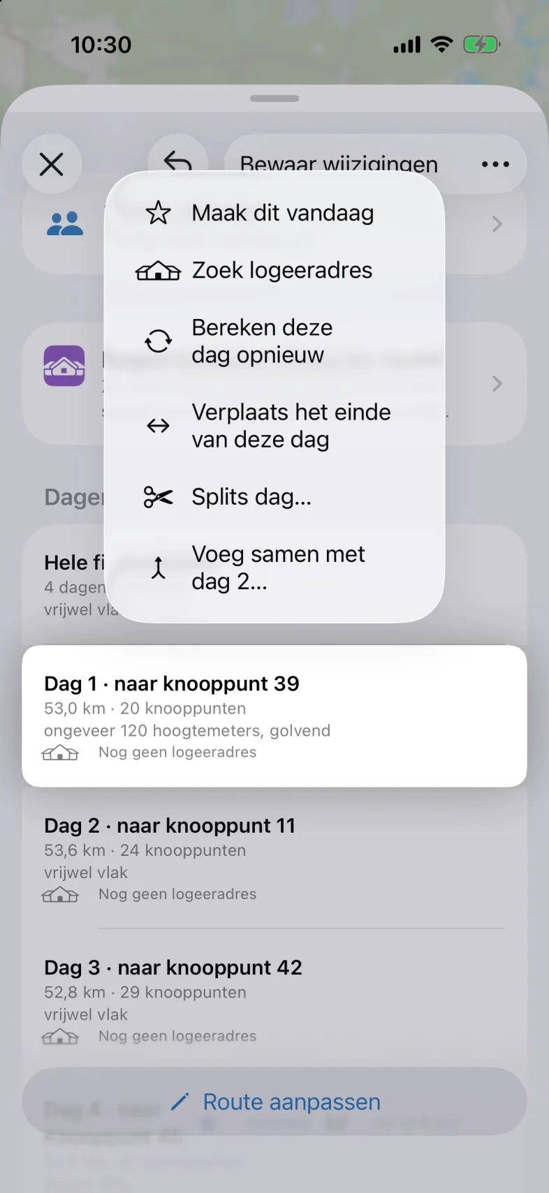 Het menu na lang drukken op een dag, met Maak dit vandaag, Zoek logeeradres, Bereken deze dag opnieuw, Verplaats het einde van deze dag, Splits dag en Voeg samen met dag 2.