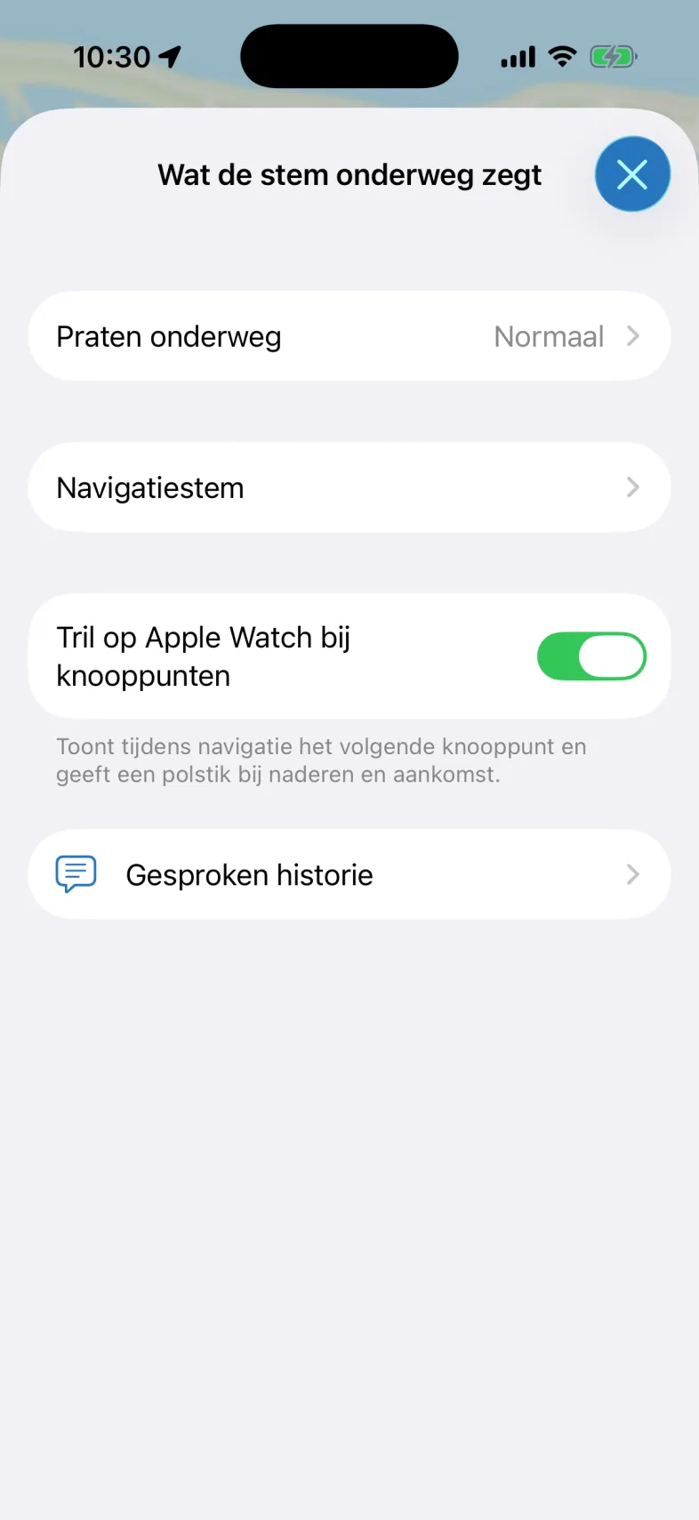 Het blad Wat de stem onderweg zegt, met Praten onderweg, Navigatiestem, Tril op Apple Watch bij knooppunten en Gesproken historie.