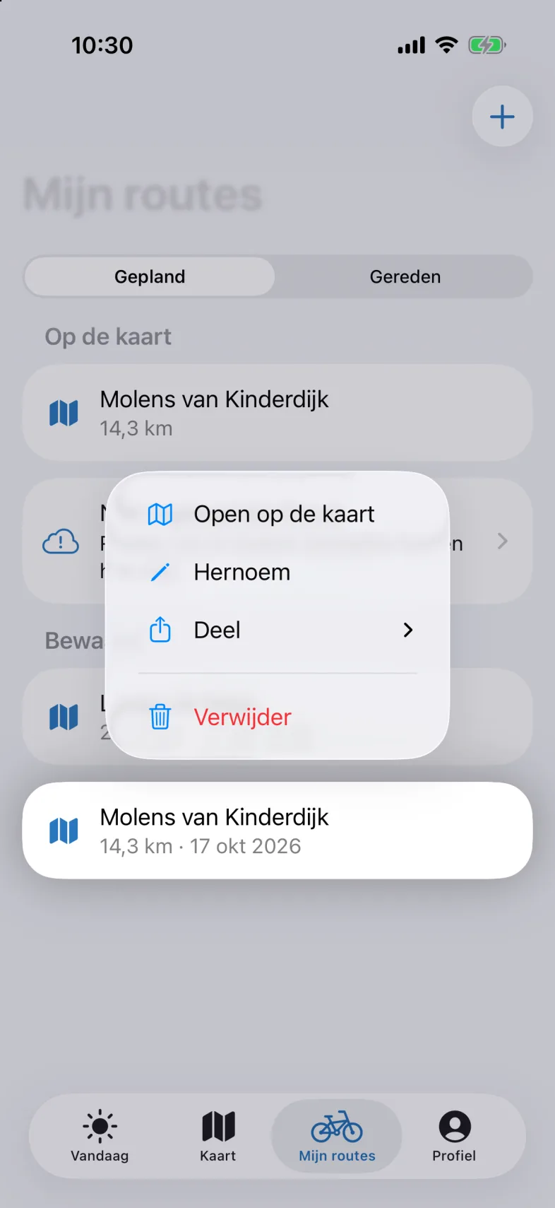 Het menu bij een bewaarde route in Mijn routes, met Open op de kaart, Hernoem, Deel met een pijltje naar meer keuzes, en Verwijder.